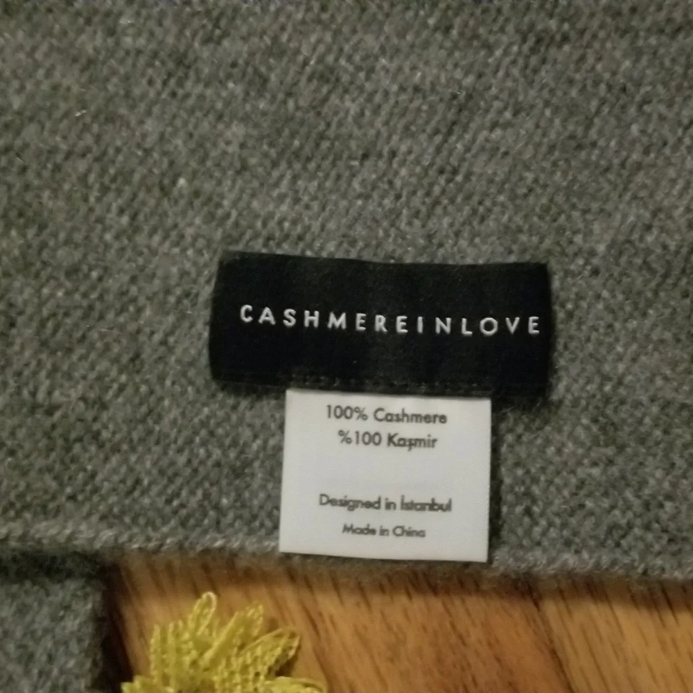 NWOT- Cashmere in Love (CiL) Scarf - Picture 5 of 7